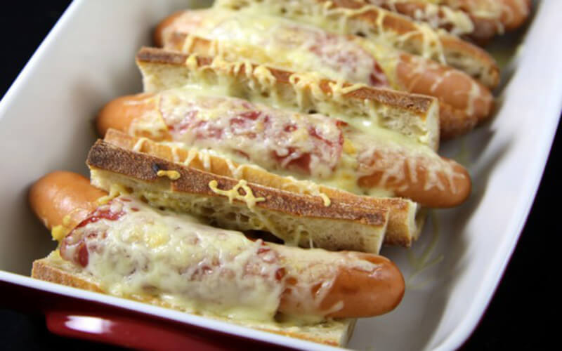 Hot-dog flemmard ou « chien chaud » en français
