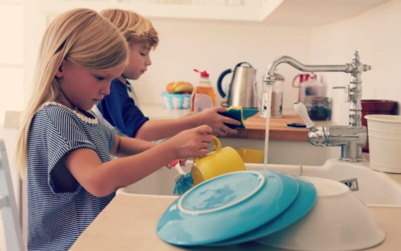 Les enfants qui aident aux tâches ménagères deviennent des adultes plus autonomes et responsables