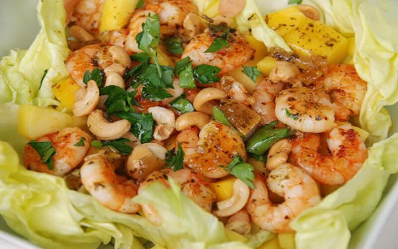 Salade aux crevettes et mangue facile à réaliser
