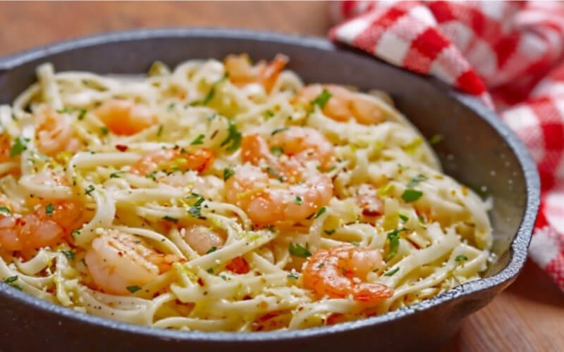 Spaghettis aux crevettes et à l’ail et au beurre