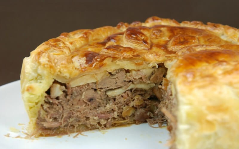 Tourte au confit de canard, foie gras et champignons des bois