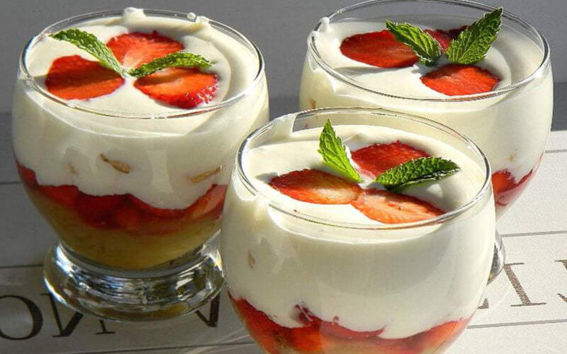 Trifle aux fraises, rhubarbe et mousse au chocolat blanc