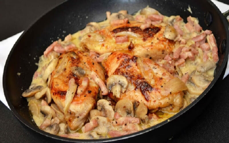 Suprêmes de poulet Val-Dieu aux champignons, lardons